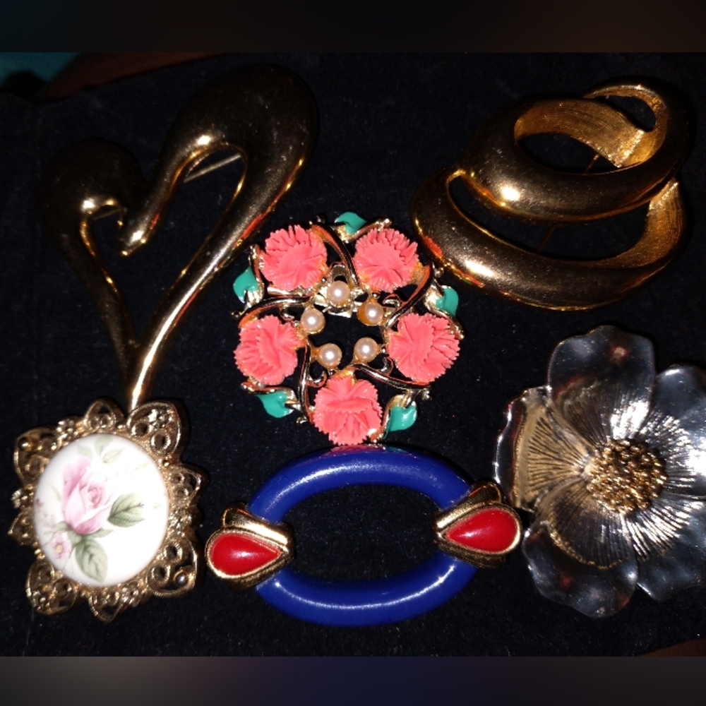 Six  beautiful versatile brooches vintage and modern